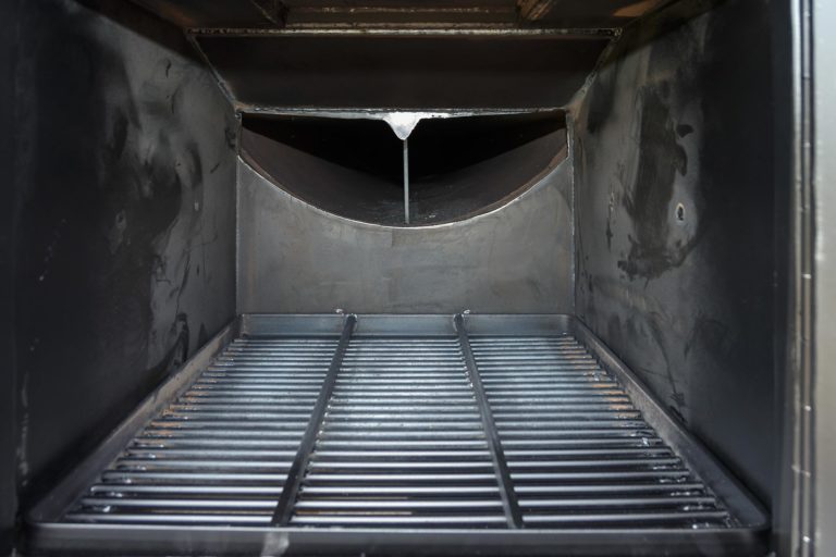 https://smokendudesbbqsupply.com/wp-content/uploads/2019/06/Meadow_Creek_TS500_Barbeque_Smoker_Firebox_Inside-768x512.jpg